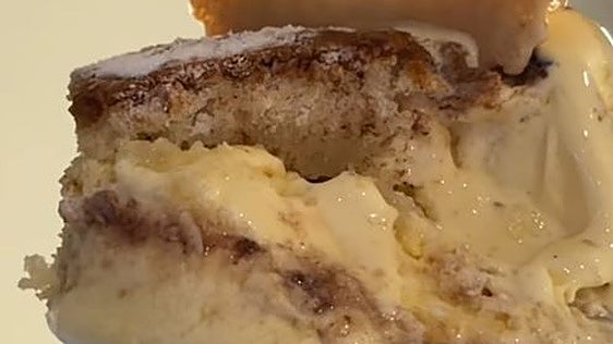 Una heladería de Sevilla crea el primer helado con magdalenas del Viso del Alcor: «Está demasiado bueno»