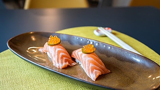 El restaurante de Cabra donde el sushi se mezcla con el ajoblanco y la papada ibérica