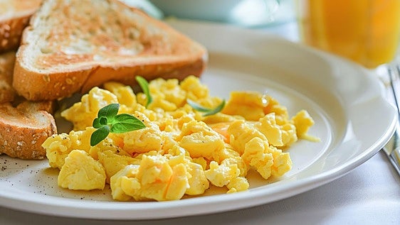 He probado el truco del «remolino» para hacer unos huevos revueltos perfectos y ahora es mi técnica favorita