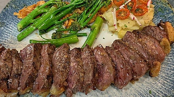 En Brasas Bar Karibú, las carnes a la brasa son una de sus especialidades