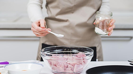 Las pechugas de pollo quedan más jugosas si se dejan en remojo con estos dos ingredientes antes de cocinarlas
