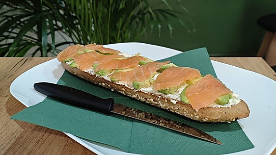 Tostada de salmón, aguacate y queso en La Clásica (Córdoba)