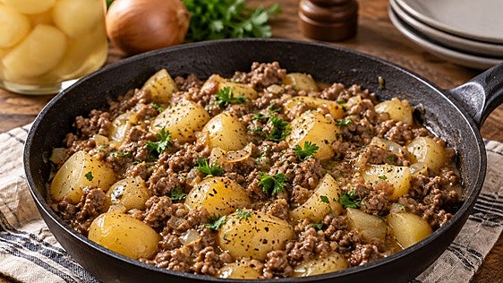 La cena lista en 20 minutos que puedes hacer con patatas de bote y medio kilo de carne picada
