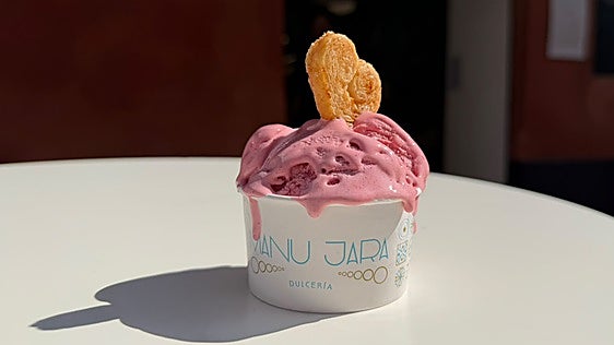 Manu Jara lleva a Frío Fino el primer helado solidario creado por Ricard Martínez en favor de la obra social de la Esperanza de Triana