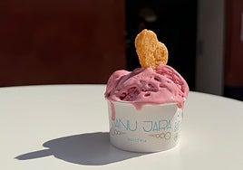 Manu Jara lleva a Frío Fino el primer helado solidario creado por Ricard Martínez en favor de la obra social de la Esperanza de Triana