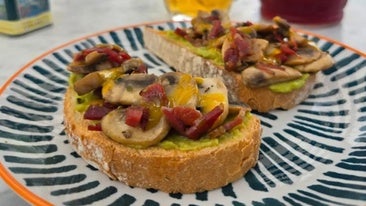 Una de las originales tostadas que se pueden probar el establecimiento egabresense Vetusto Cafetín (Códoba)