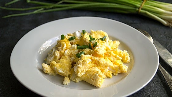 Ni mantequilla ni aceite: los huevos revueltos quedan más cremosos con este ingrediente