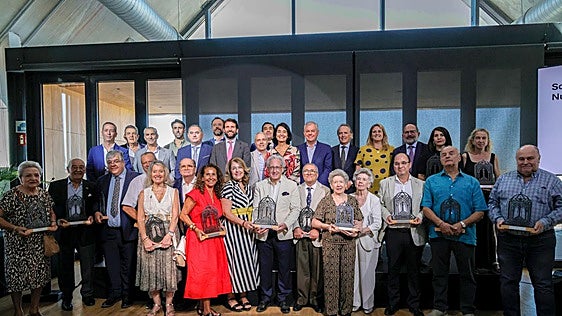 «Nuestra historia tiene nombres», el homenaje a 23 bares emblemáticos de Sevilla, en imágenes