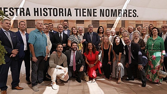 Cruzcampo homenajea a 23 bares emblemáticos: así es el 'paseo de la fama cervecero' de Sevilla