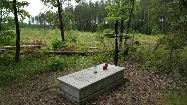 Symboliczny grób w Puszczy Białuckiej wokół Solda