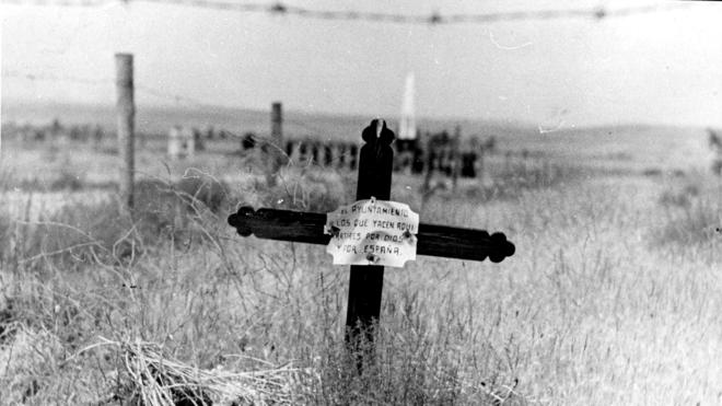 Una de las seiscientas cruces que copan Paracuellos del Jarama