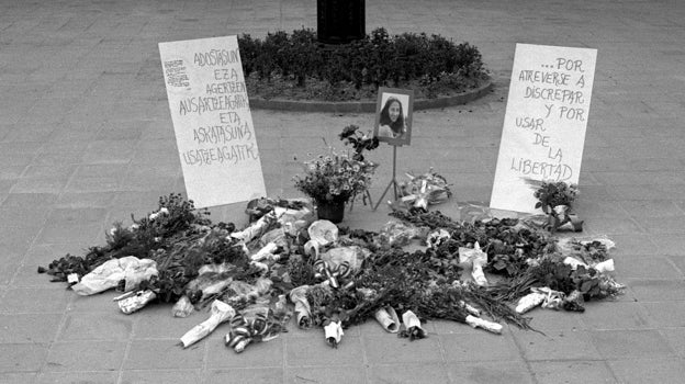 Flores en recuerdo de Yoyes, en el lugar donde fue asesinada por sus antiguos compañeros de ETA