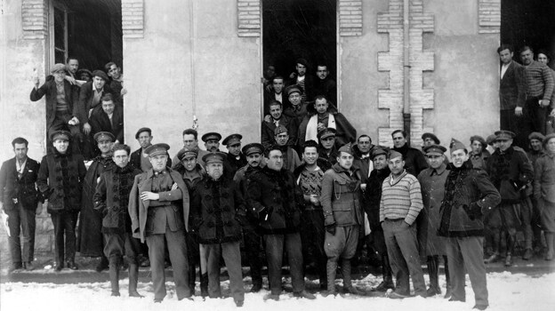 Grupo de procesados durante el consejo de guerra ante el cuartel de la Victoria, de Jaca