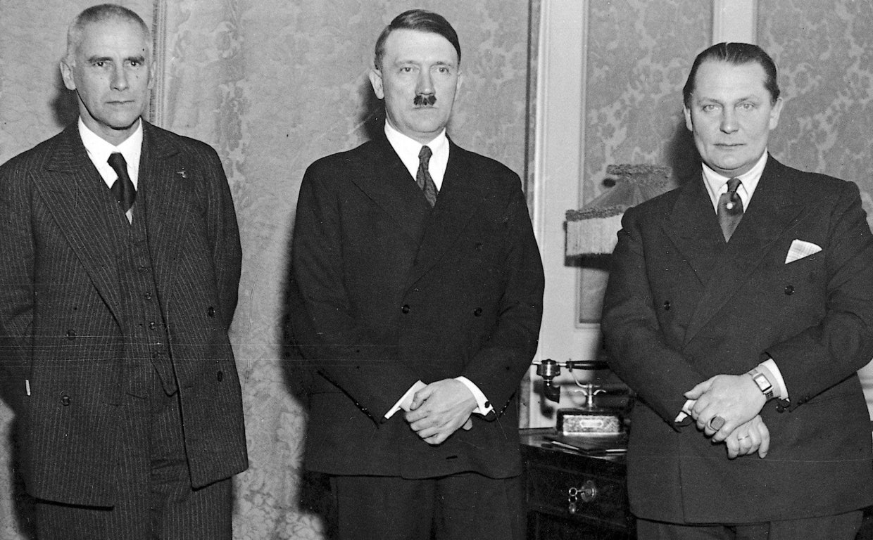 El canciller del Reich, Adolf Hitler, posa con sus ministros Göring y Frizk