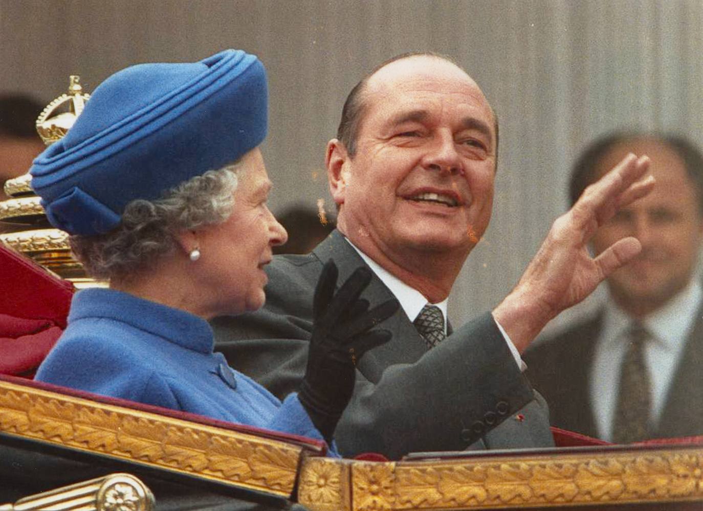 Las relaciones históricas entre Inglaterra y Francia siempre han sido delicadas, a pesar de que ambos países son socios y aliados militares. En 2004, el presidente francés Jacques Chirac protagonizó un sonado desplante a la Reina al llegar más de media hora tarde a una cena de gala que ofreció la monarca en su castillo de Windsor. El incidente molestó a Isabel de manera bastante pública.