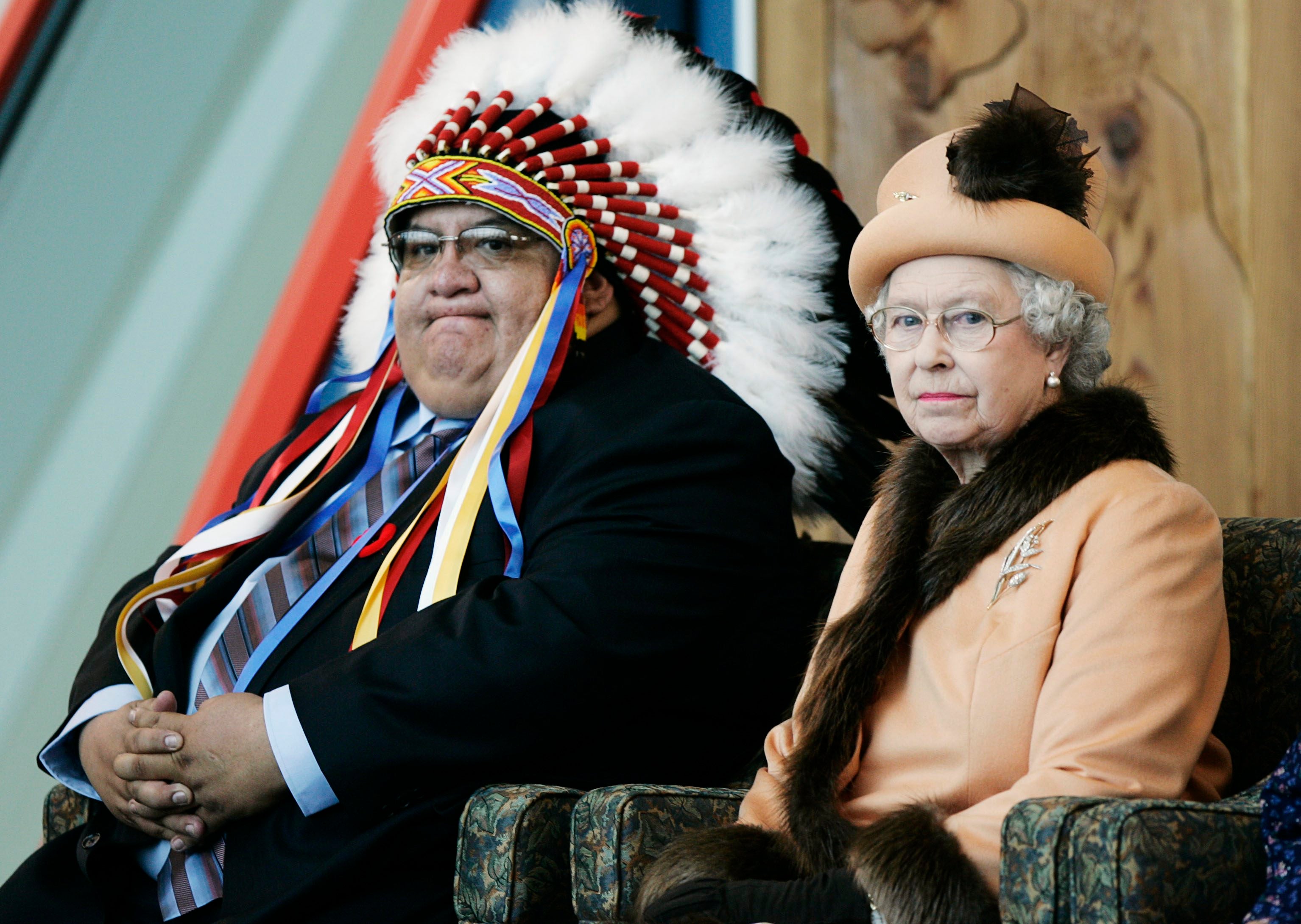 La Reina Isabel se cruzó con personalidades de todos los pueblos, razas y creencias. En la imagen, aparece sentada con el jefe Alphonse Bird durante su visita a la Universidad de las Primeras Naciones en Regina, Saskatchewan, 17 de mayo de 2005.