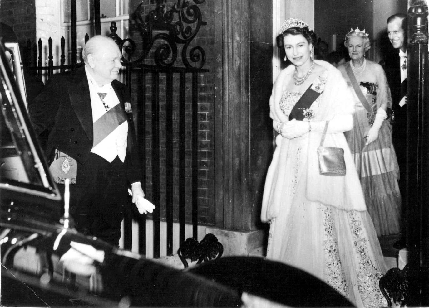 A lo largo de su vida, Isabel II ha conocido a 16 primeros ministros. Sin embargo, Winston Churchill fue especial para ella. En la imagen, ambos se reunieron en el número 10 de Downing Street un día antes de que el 'premier' presentase su dimisión