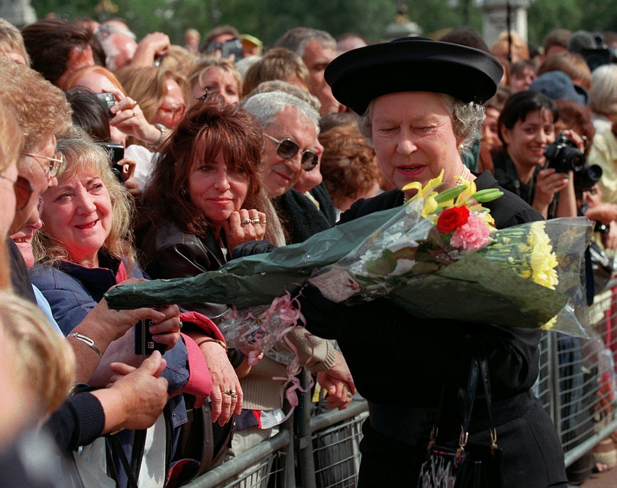 En 1997, la reina se dirigió a la nación para expresar su dolor por la muerte de la princesa Diana. En esta instantánea se la puede ver durante el funeral. «La admiré y respeté por su energía, aliento y, sobre todo por su devoción a sus hijos»