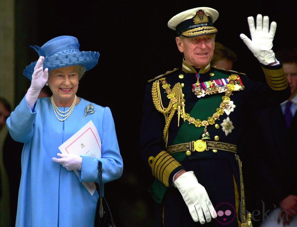 En 2002, la tradición británica se fundió con la modernidad en el cierre de la celebración para conmemorar los 50 años en el trono de la reina Isabel II, el Jubileo de Oro. Una de las celebraciones principales fue el cortejo real que llevó a la reina desde el palacio de Buckingham a la Catedral de San Pablo en una carroza del siglo XVIII