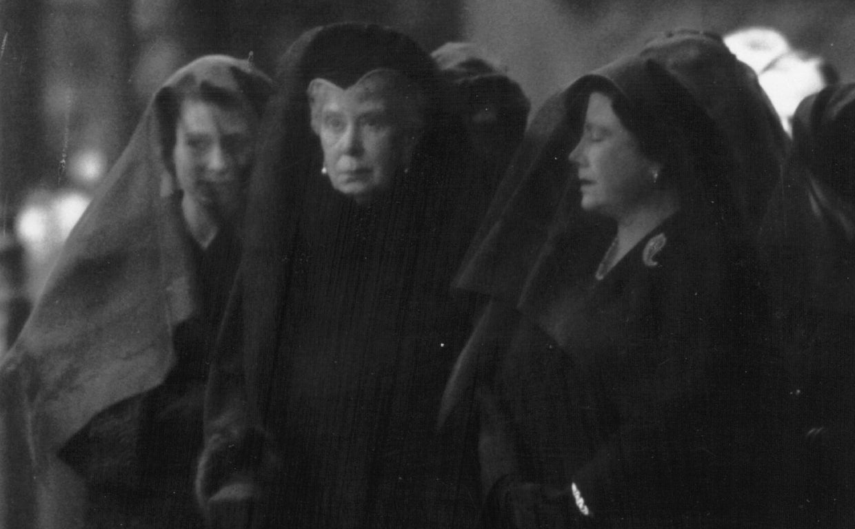 Isabel II (izquierda), junto a su madre, en el entierro de Jorge VI en 1952