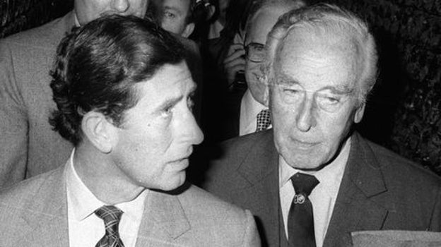 El Príncipe Carlos, junto a Lord Mountbatten, antes del atentado en 1979