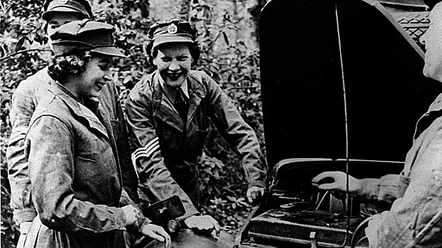 Isabel II, a la izquierda, durante la guerra