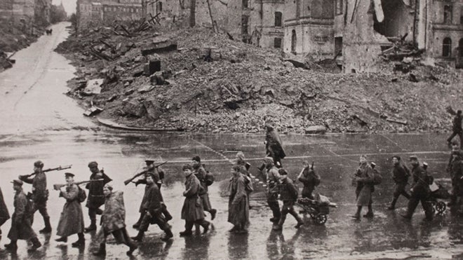 El Ejército Rojo después de expulsar a los nazis de Kiev