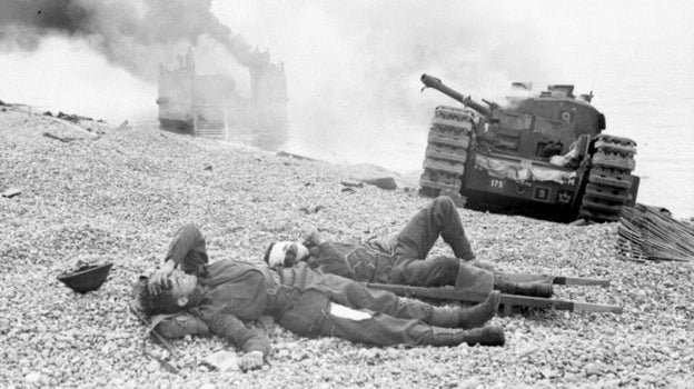 Soldados canadienses yacen muertos en la playa de Dieppe
