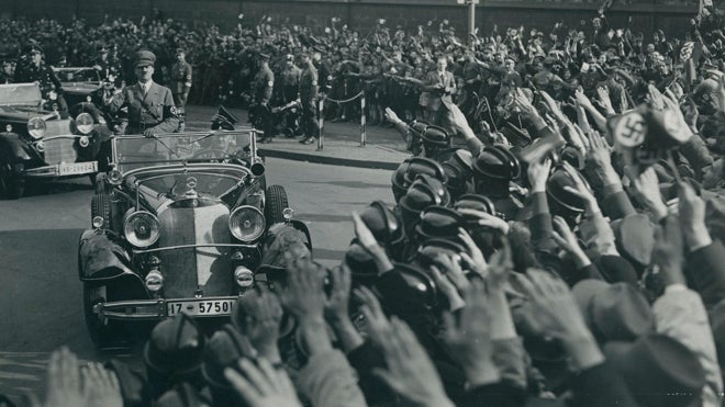 Hitler saluda, desde su Mercedes descapotable, a las multitudes congregadas para asistir al desfile con motivo del Primero de Mayo en el Lustgarten (Jardín de las Delicias) de Berlín