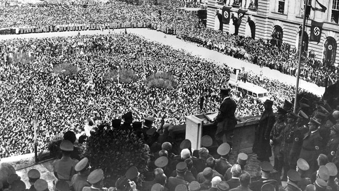 Adolf Hitler, durante su discurso a su llegada a Viena en marzo de 193