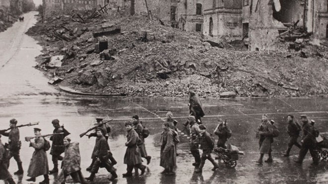 El Ejército Rojo después de expulsar a los nazis de Kiev