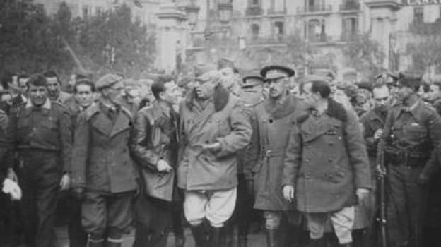 Yagüe, en el centro, entrando con sus tropa en Barcelona, en 1939