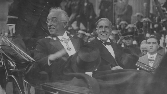 Alcalá Zamora, after being sworn in as President of the Republic, wears the necklace of Isabel la Católica imposed moments before