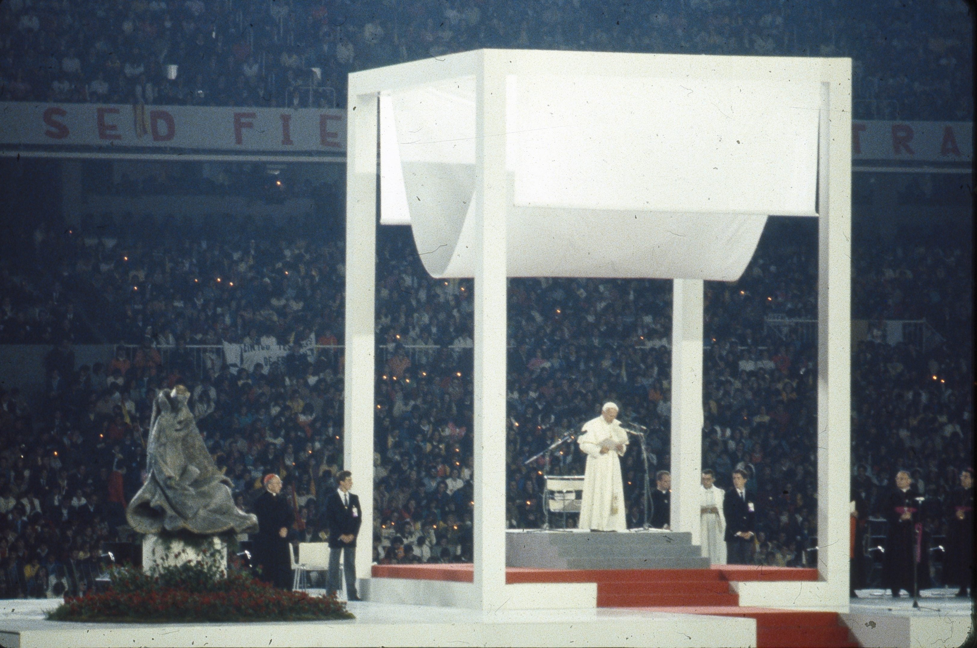 El Papa realizó un encuentro con los jóvenes de España en el Estadio Santiago Bernabéu. Unas 150.000 personas consiguieron entrar mientras otras 100.000 se quedaron fuera siguiendo el acto a través de pantallas gigantes. Los jóvenes cantaban el pasodoble «¡Que viva España!» de Manolo Escobar adaptado a las circunstancias.