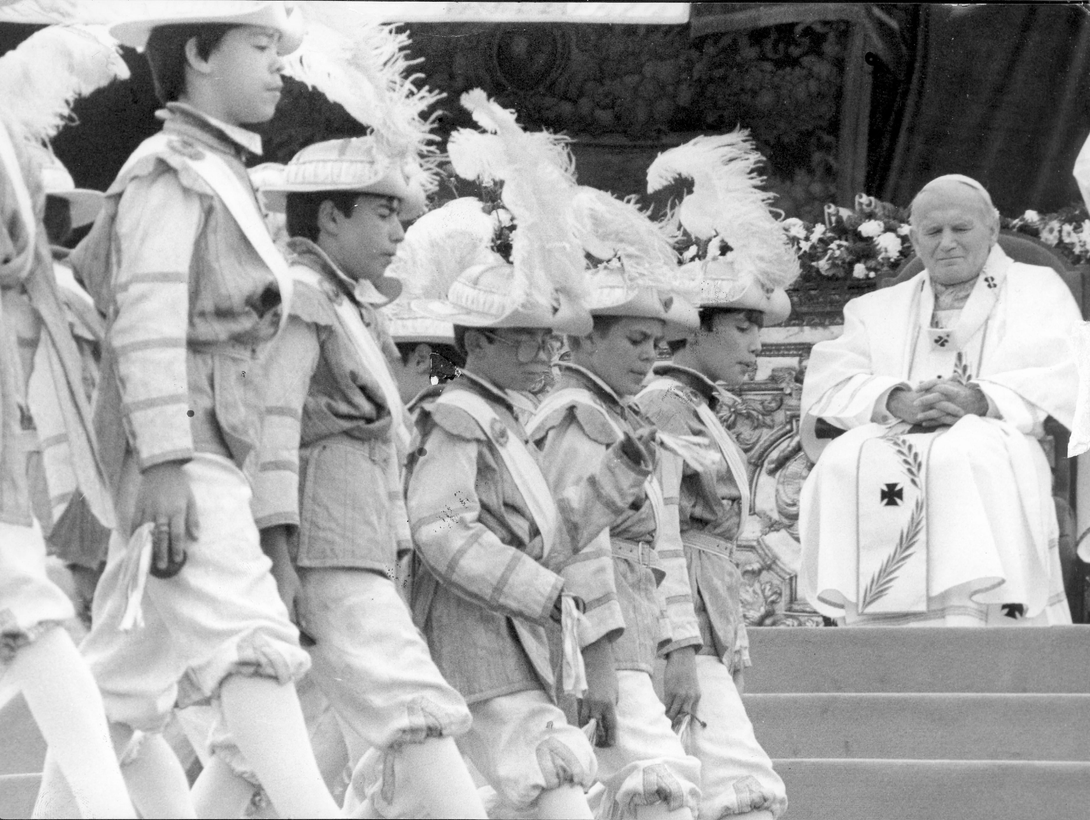 Uno de los momentos más emotivos de su vista a Sevilla, más allá de la propia beatificación, un gran aplauso y una suelta de palomas, fue el baile de los Seises.﻿