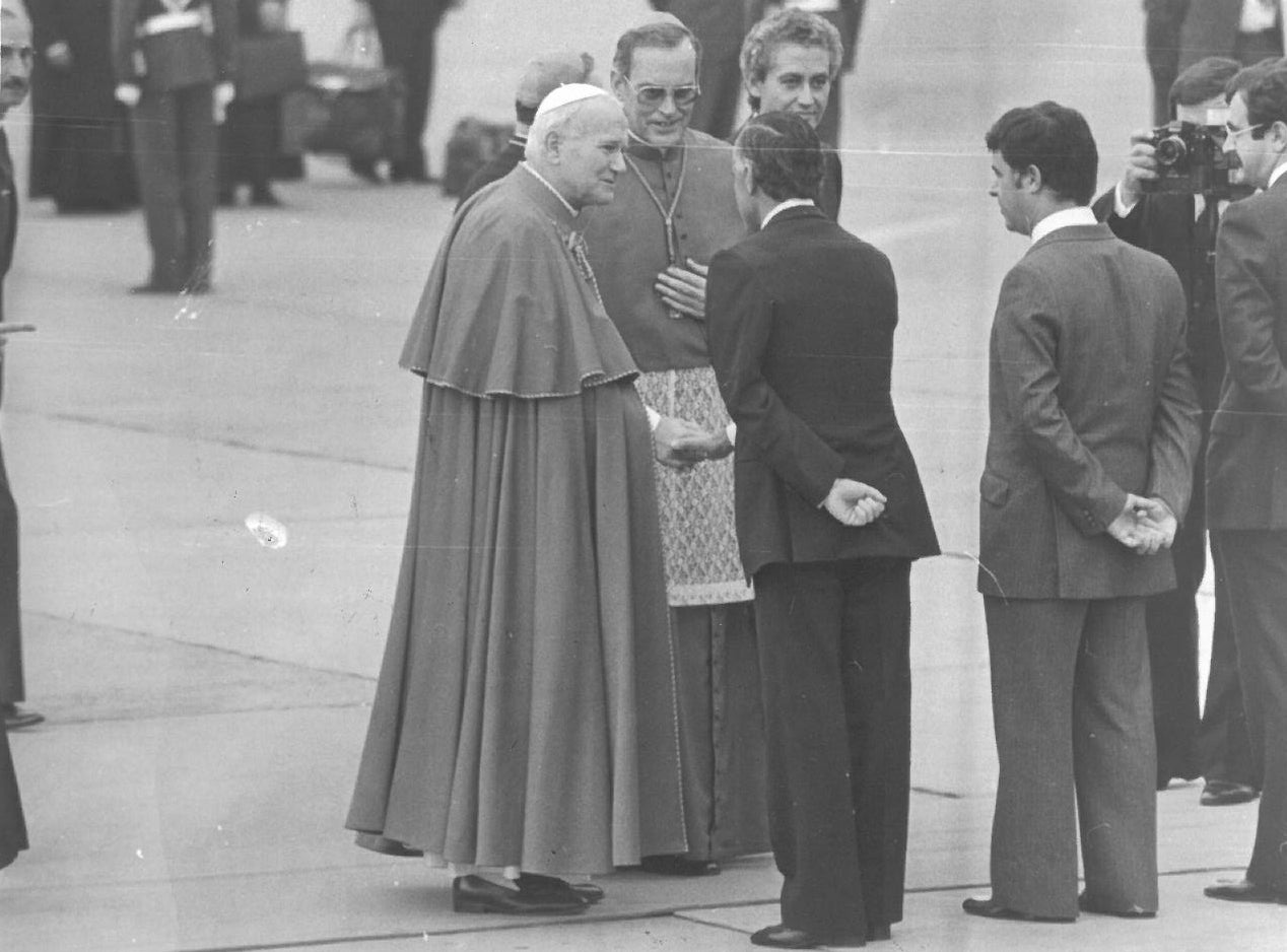 El Papa Juan Pablo II visitó por primera vez la ciudad de Sevilla el 5 de noviembre de 1982 para la subida a los altares de Sor Ángela de la Cruz.