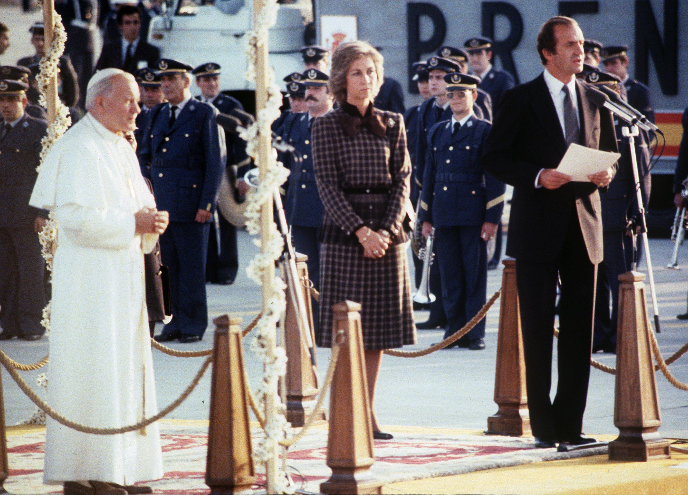 Don Juan Carlos y Doña Sofía recibieron al Pontífice en las pistas del Aeropuerto de Barajas. Allí Juan Pablo entró en el pabellón de Estado donde conversó unos minutos con las autoridades, dando comienzo a diez días de visitas.