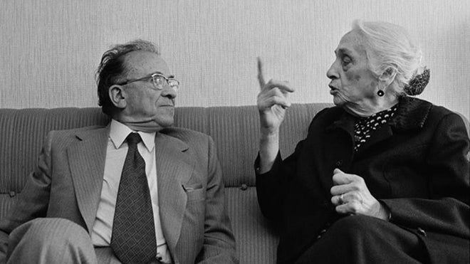 La Pasionaria, junto a Santiago Carrillo, poco después de regresar del exilio