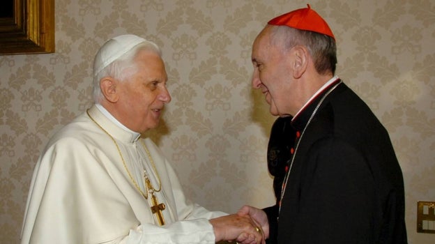 El papa Benedicto XVI (izquierda) saluda al cardenal Jorge Mario Bergoglio, futuro Papa Francisco, durante su encuentro en la Biblioteca Privada del Sumo Pontífice en el Vaticano, el 13 de enero de 2007