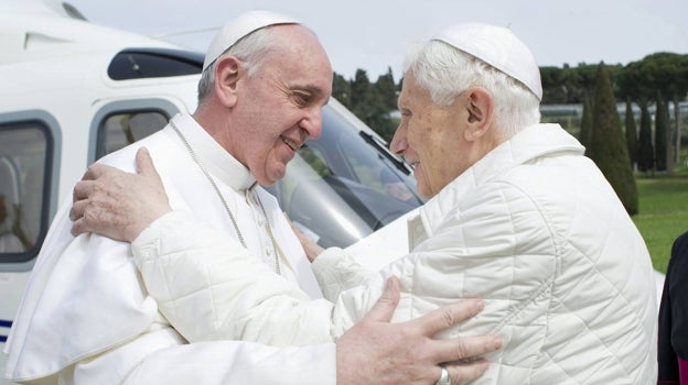 El Papa Benedicto XVI (derecha), durante la primera visita que recibió del Papa Francisco, en 2013