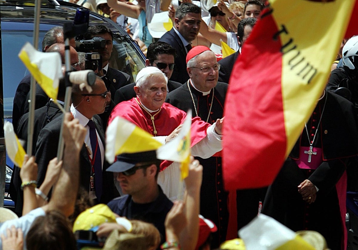 El Papa Benedicto XVI saluda al público congregado en la plaza de la Reina junto a la catedral