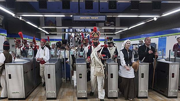 Recreadores en el metro de Madrid, dirigiendose al Palacio Real en 2015