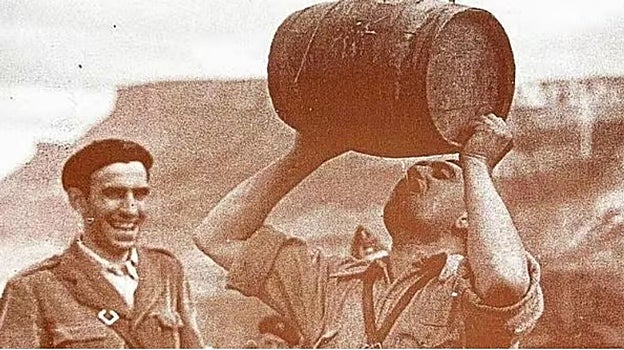 Un soldado bebe directamente del barril durante la Guerra Civil