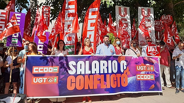 Los líderes en Córdoba de UGT y CC.OO., en julio de 2022, en una protesta