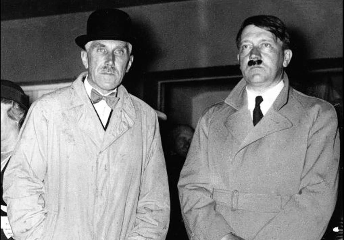 Franz Von Papen (izquierda) y Hitler, en una imagen de la década de 1930
