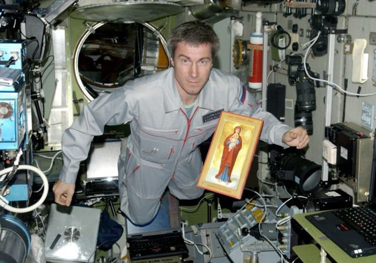 Krikalev, en la estación MIR, en 1992, con la imagen de la Virgen María