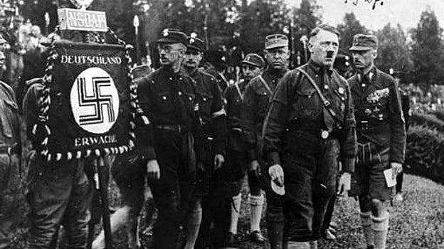 Himmler, Hess, Hitler y Gregor Strasser, en 1927, en una de las pocas fotografías en que aparecen juntos