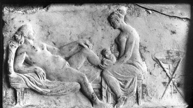 Relieve romano con la imagen de una comadrona asistiendo a una mujer en el parto