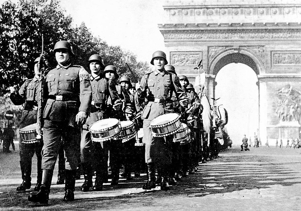 1940. Las tropas alemanas desfilan victoriosas por París. Al fondo, el arco del triunfo.