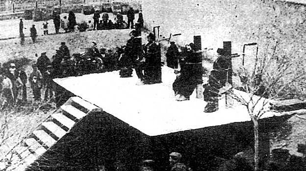 Fotografía del cadalso de los cuatro ajusticiados tras los Sucesos de Jerez de 1892 por garrote vil.